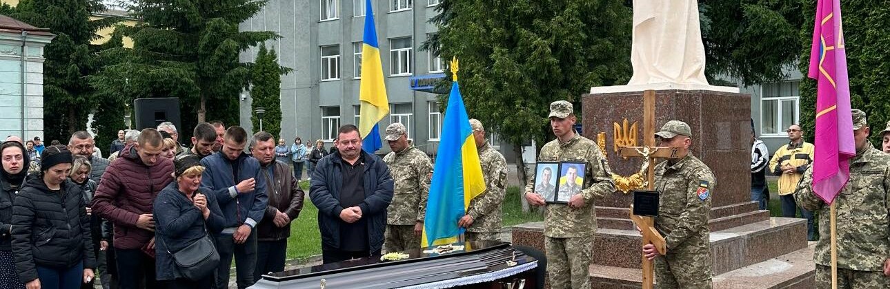 Люди стояли на колінах і не стримували сліз: на Тернопільщині прощаються із загиблим бійцем