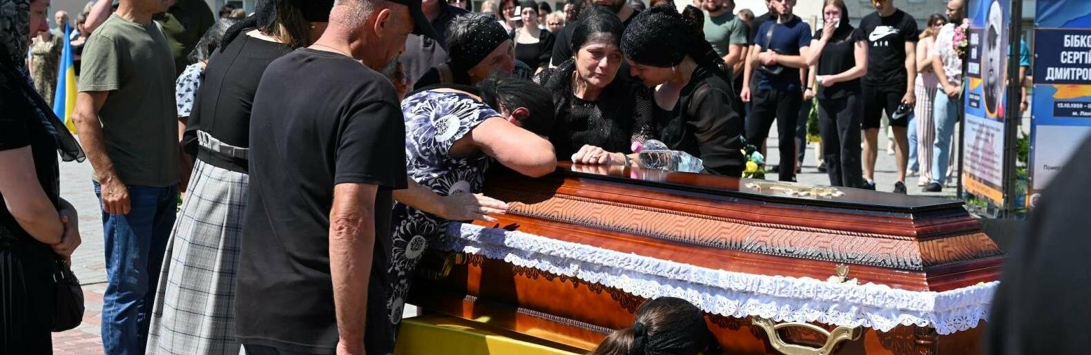 Родичі не стримували гірких сліз, громада теж ридала: на Тернопільщині прощаються із полеглим воїном