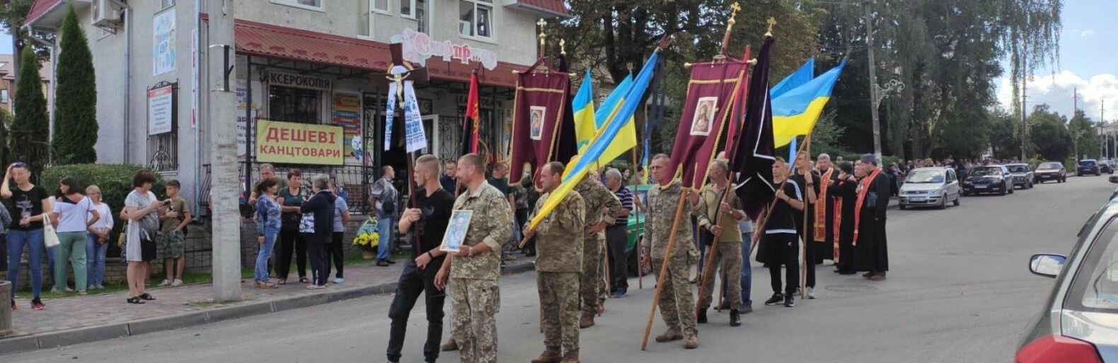 Люди стояли на колінах і не стримували сліз: на Тернопільщині зустріли полеглого бійця