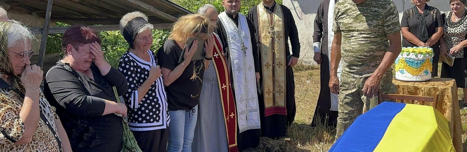 Люди слізно ридали, не приховуючи нестерпний біль: на Тернопільщині поховали добровольця-сироту