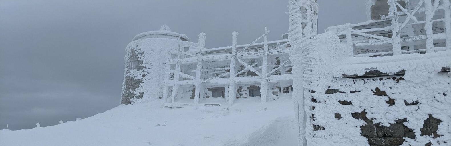 В Карпатах справжня зима: в горах сильний мороз та багато снігу 