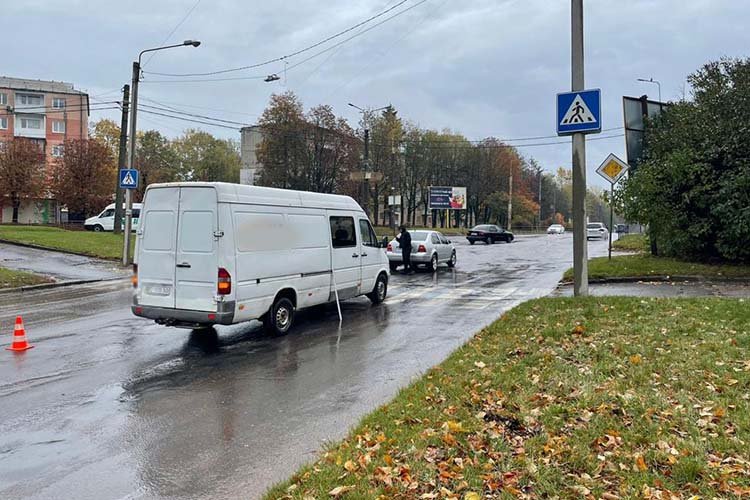 У Тернополі водій зніс неповнолітню дівчинку на пішохідному переході, дитину госпіталізували