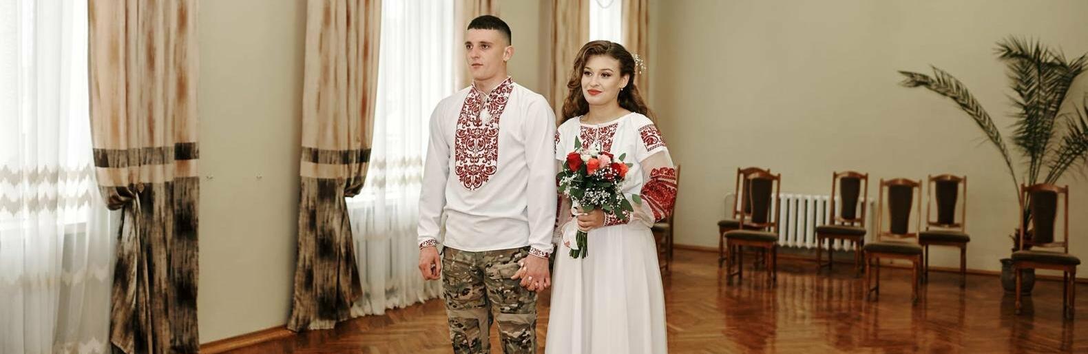 У вишиванці та кітелі: на Тернопільщині одружився військовий на своїй коханій дівчині