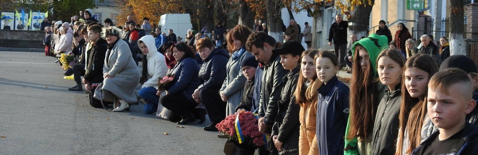 Ціле селище стало на коліна: на Тернопільщині попрощалися із загиблим бійцем