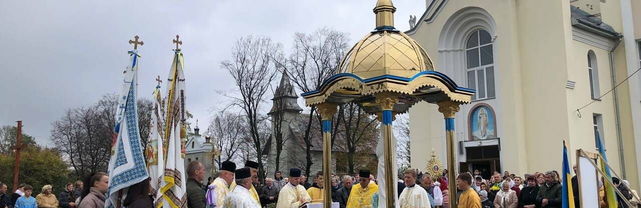 На Тернопільщині батьки полеглого бійця встановили у селі капличку з фігурою Богородиці