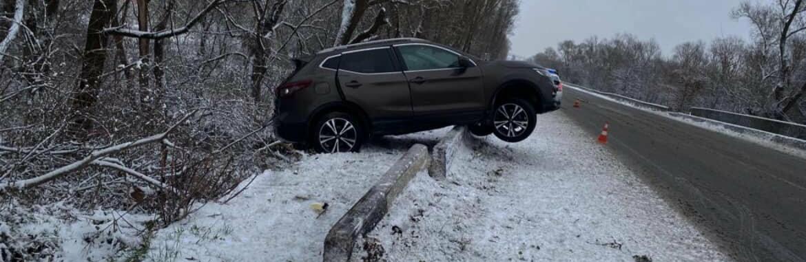 На Тернопільщині водій злетів з дороги