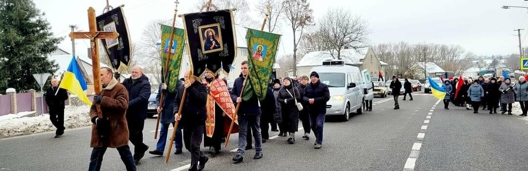 На Тернопільщині на колінах зустріли загиблого воїна