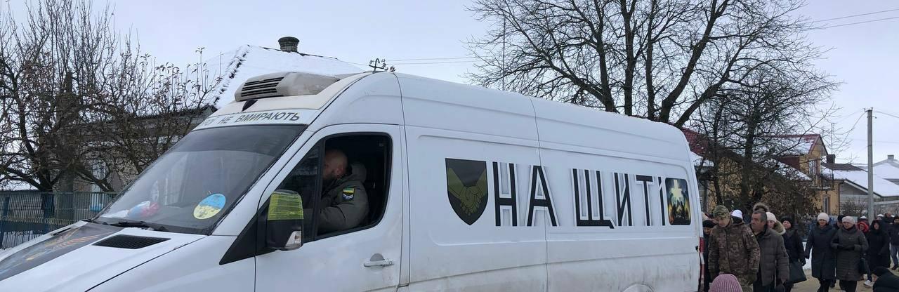 Сьогодні у Тернополі ховатимуть воїна, якого вчора громада зустрічала на колінах