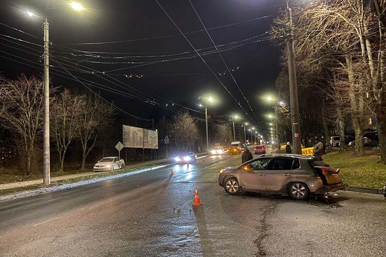 У Тернополі через жахливе потрійне зіткнення автівок в лікарню доставили 2-річну дитину