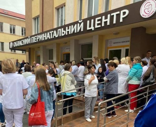 Давно скандалу не було: у Тернополі медики пологового вийшли на пікет