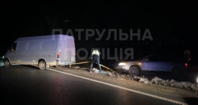 На Тернопільщині авто опинилося в кюветі, з’явилися кадри порятунку водія