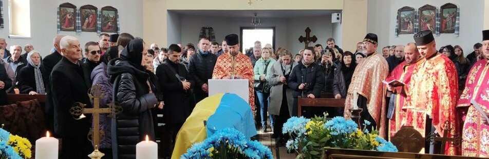 Люди не стримували ридань: Тернопільщина попрощалася з трьома загиблими бійцями