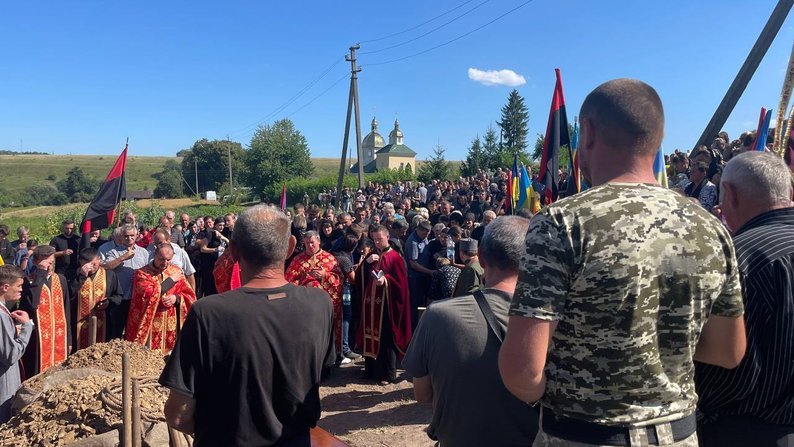 Осиротіло двоє дітей: на Тернопільщині поховали воїна, якому хочуть присвоїти звання Героя