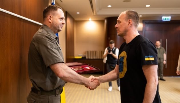 В Туреччині командування захисників Маріуполя отримали звання Герой України 