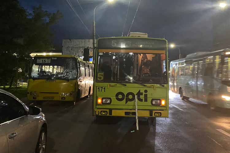 З’ясовують, чи водії були тверезі: стали відомі деталі резонансної ДТП в Тернополі за участі тролейбуса та маршрутки