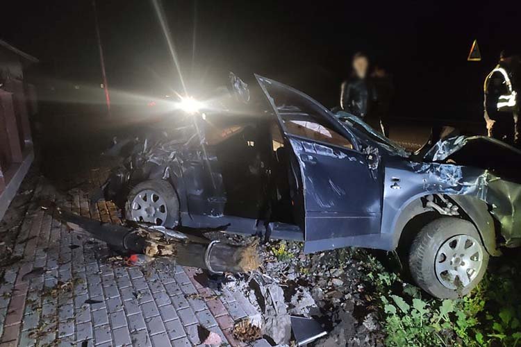 Авто перекинулося, а потім ще врізалося в огорожу: жахливе видовище наслідків ДТП на Тернопільщині