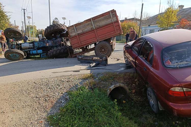 Від зіткнення з Daewoo Sens перекинувся важкезний трактор: курйозна аварія на Тернопільщині