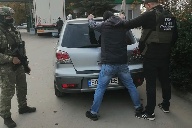 На Тернопільщині розкрадали відомий завод, підозрювані збагатилися на елітні авто і не тільки