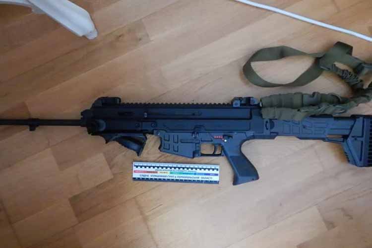 Вилучили штурмову гвинтівку і взяли під варту: житель Тернопільщини попався зі зброєю
