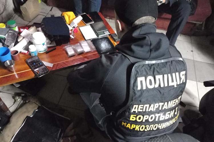 Уникав ув’язнення за сотні тисяч: у Тернополі втретє затримали наркоторговця, який встиг присадити на важкі наркотики 17-річну