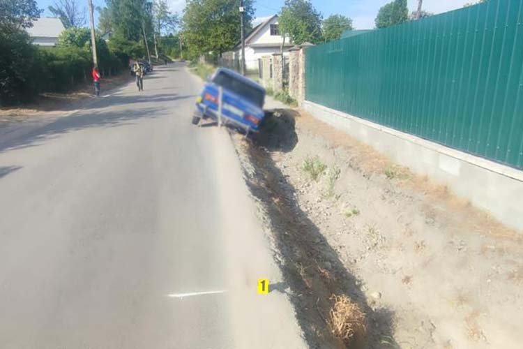 На швидкості вилетів з траси у кювет: на Тернопільщині госпіталізували травмованого нетверезого водія