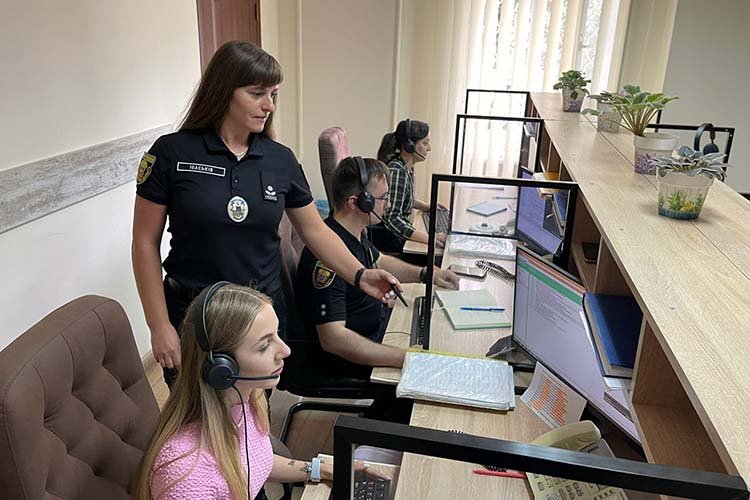 На Тернопільщині неадекват систематично телефонував на лінію 102, щоб обматюкати операторів