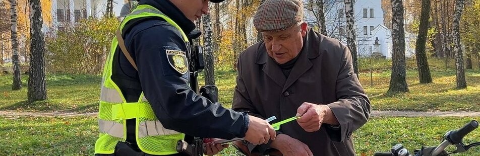 Пішоходів без світловідбивача пропонують штрафувати: у Тернополі людям почали видавати захисні браслети