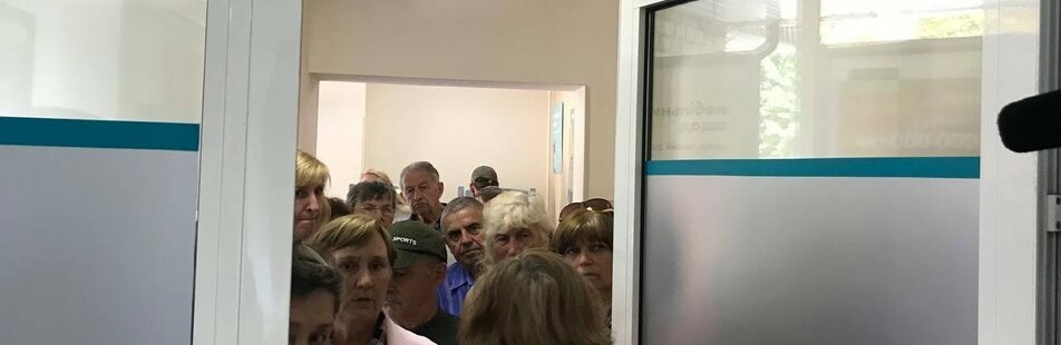 Тернополяни штурмують банки: під фінустановами величезні черги через грошову допомогу від ООН