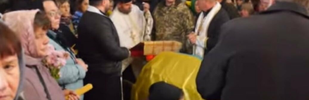 Мати благала навколішках: у сусідній з Тернопільщиною області священник УПЦ МП не давав відспівати загиблого бійця ЗСУ