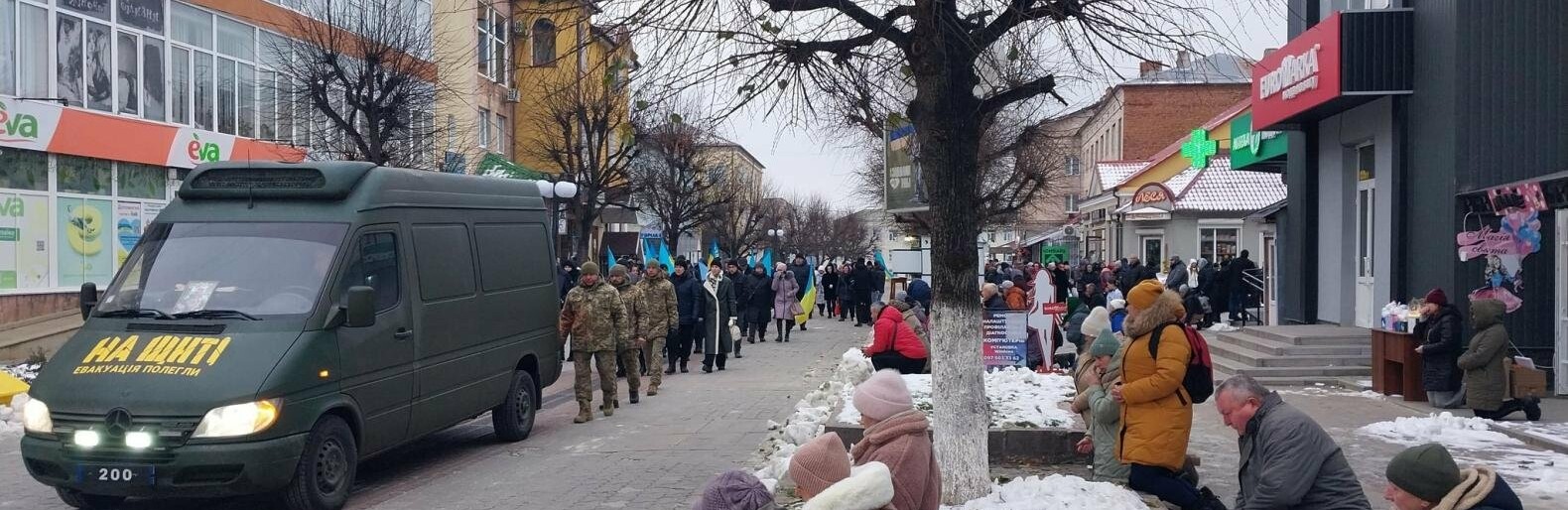 Люди стояли на колінах і не стримували сліз: на Тернопільщині поховали полеглого бійця