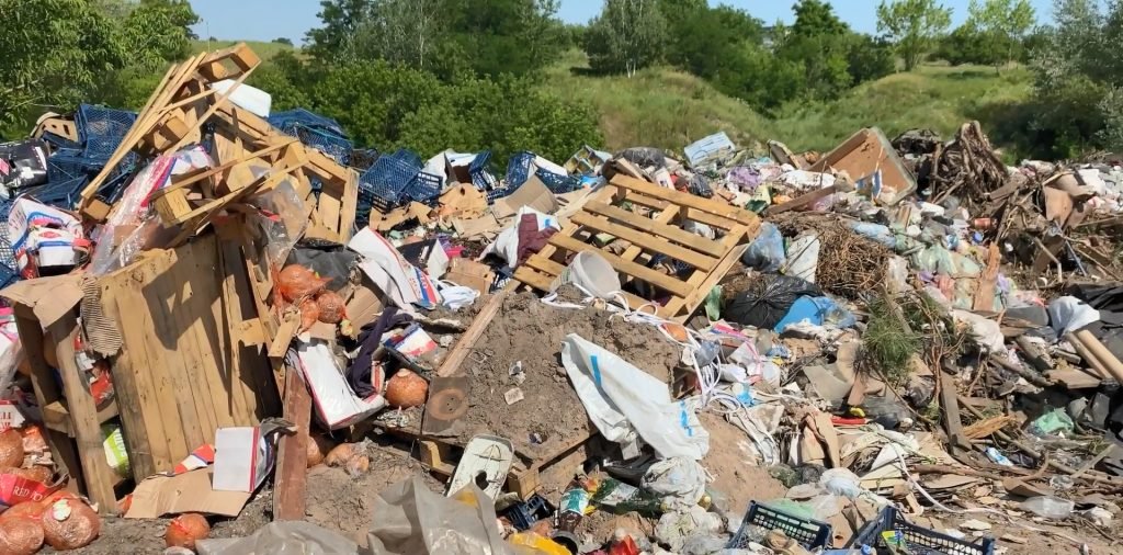 На Тернопільщині комунальникам загрожує кримінал за те, що організували стихійне сміттєзвалище