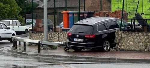 Вночі у Тернополі водій зніс огорожу