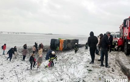 У сусідній з Тернопільщиною області перекинувся пасажирський автобус: подробиці 