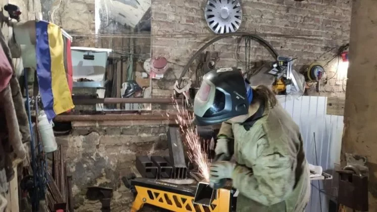 Тернополянин виготовляє металеві печі для військових