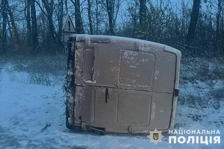 На трасі Львів-Тернопіль бус злетів у кювет