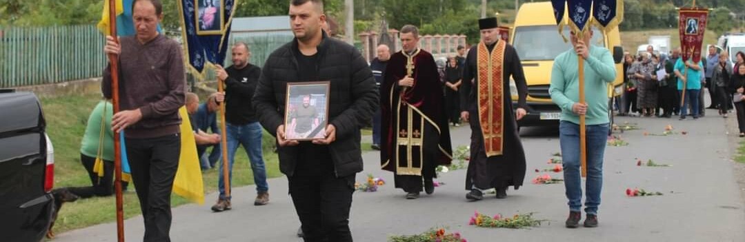 Ніщо не загоїть материнське серце: на Тернопільщині зустріли тіло загиблого воїна