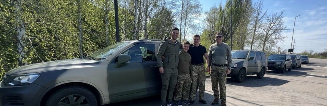 4 евакуаційні авто доправили військовим тернопільські священники