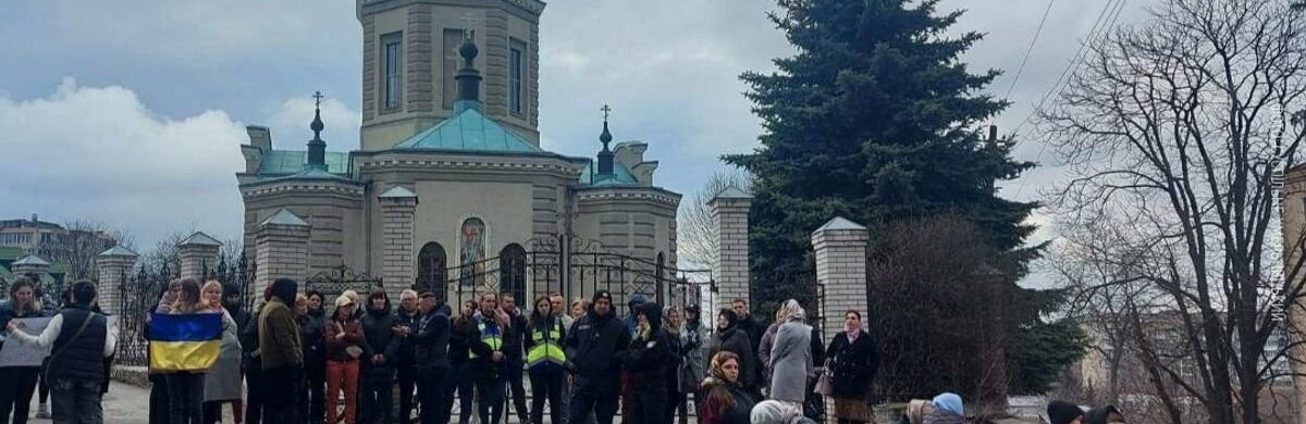 У сусідньому обласному центрі люди почали збиратися біля храму, де ченці УПЦ МП побили військового