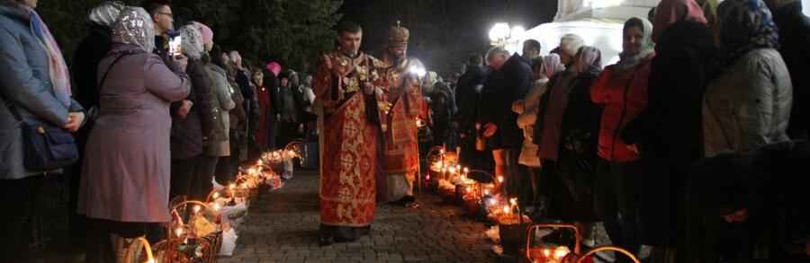 Нічні великодні літургії та комендантська година: який вихід знайшли на Тернопільщині