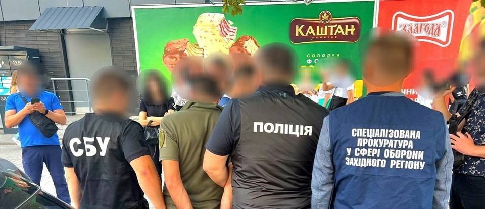 У сусідній з Тернопільщиною області на хабарі викрито працівника військкомату 