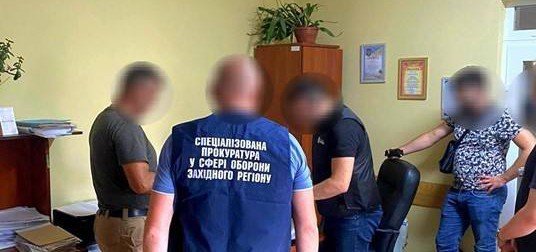 У сусідній області викрито офіцеру військкомату, яка за хабар допомагала уникнути мобілізації 