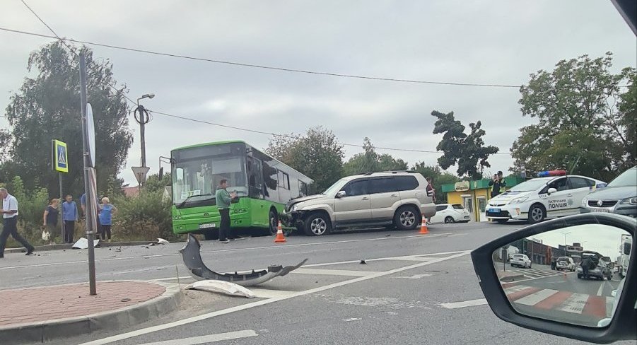 В Тернополі зіткнулися маршрутий автобус та позашляховик