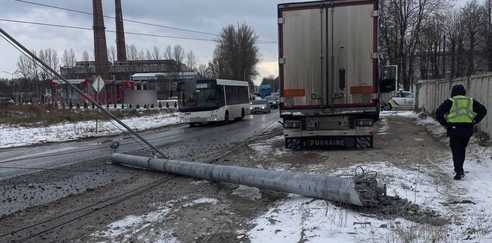 На Текстильній у Тернополі ДТП: вантажівка знесла електроопору