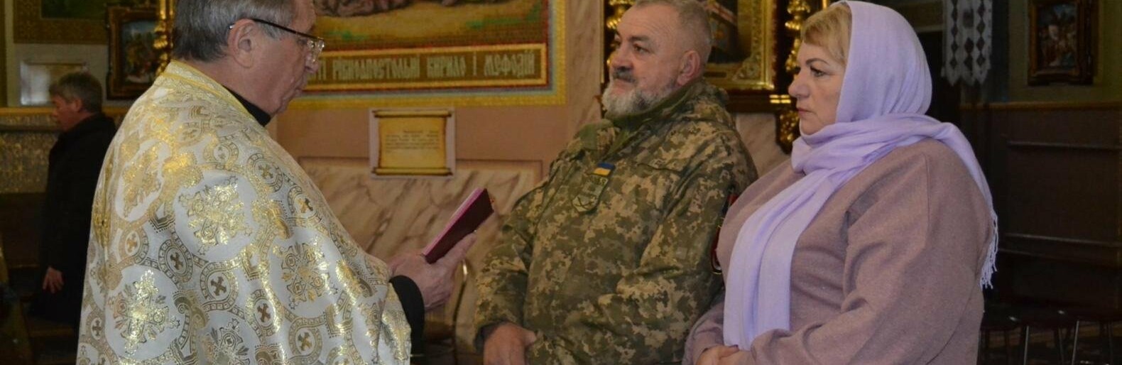 На Тернопільщині в одному з храмів побралися військовий та волонтерка