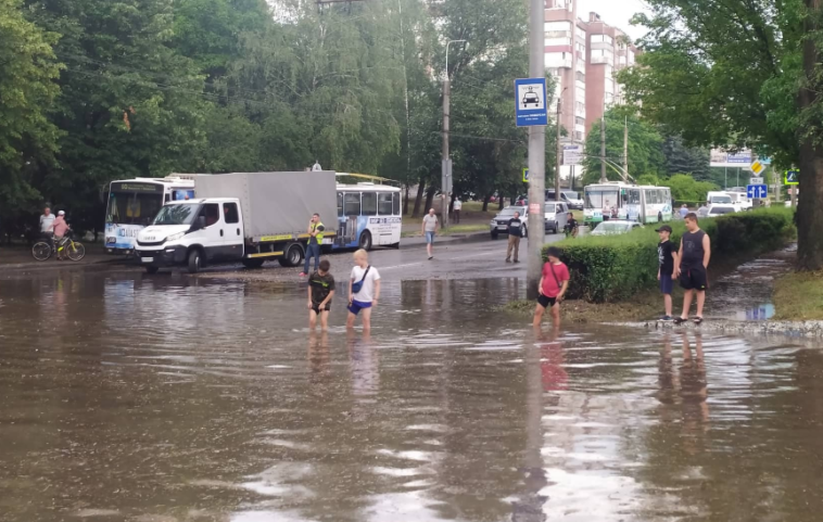 Знову ріки на дорогах, гроза, град та шквали: жителів Тернопільщини попереджають про небезпеку