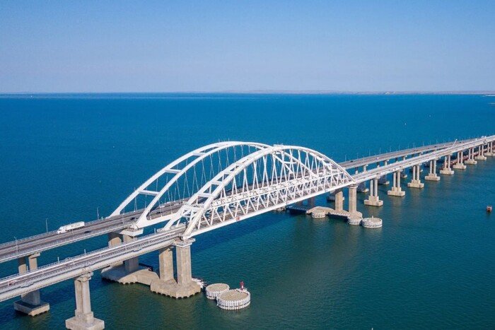 Окупанти посилюють оборону Кримського мосту
