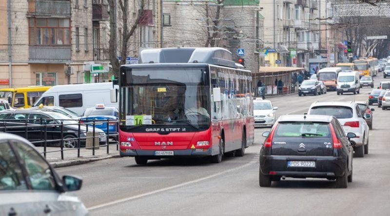 Мешканцям Тернополя нагадали, що оплата за проїзд  в громадському транспорті - безготівкова