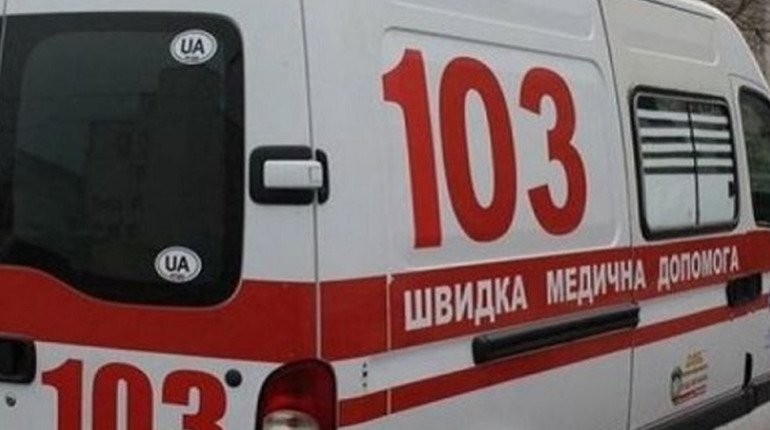 Авто покотилося, жінка вирішила, що зможе його зупинити руками: травмовану жительку Тернопільщини госпіталізували