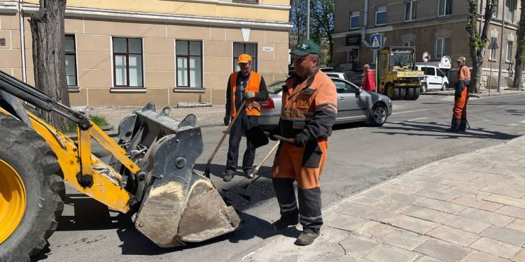 У Тернополі завершують ремонт доріг, які не вдалося виконати через погодні умови