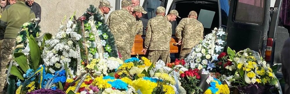 Зі сльозами та сумом: у Тернополі  попрощалися одразу з двома загиблими військовими